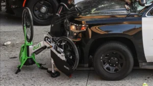 Carro da imigração atropela manifestantes nos EUA