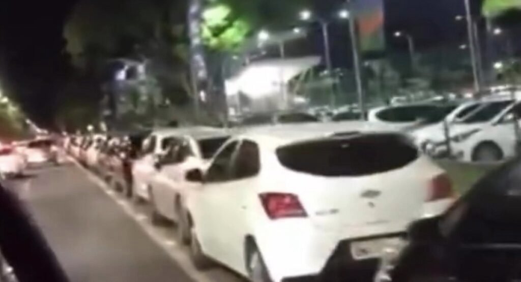 Ciclofaixa do Parque da Cidade é usada como estacionamento e população cobra fiscalização da SEMOB 