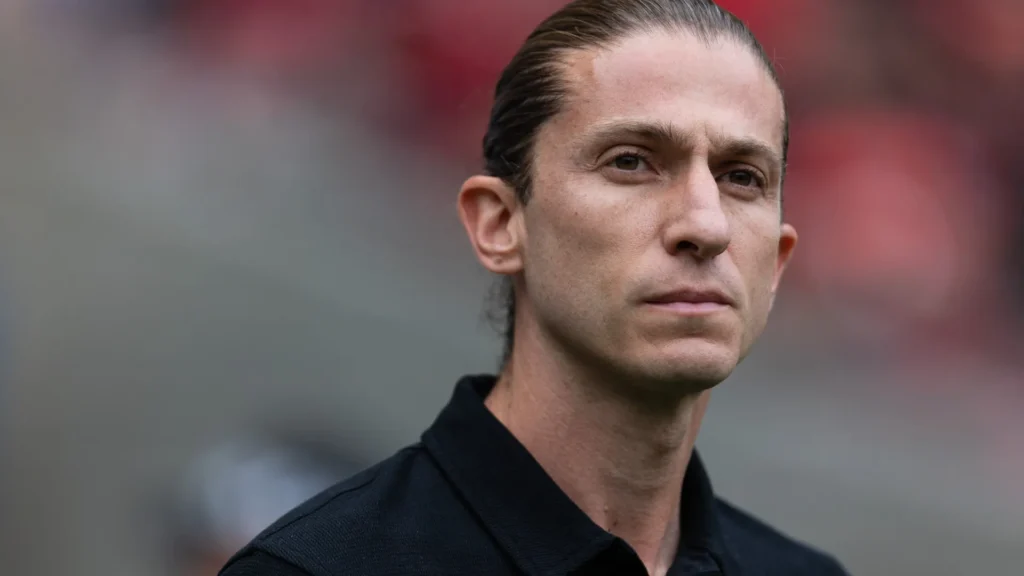 Discípulo de Jesus e Simeone, Filipe Luís mostra lado linha dura no Flamengo