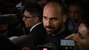 Eduardo Bolsonaro diz que STF bloqueou contas de sua mulher