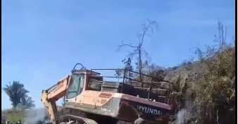 Escavadeira cai de veículo, atinge carro e motos e pessoas morrem no sudeste do Pará