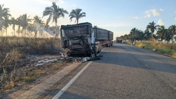 Falha mecânica causa incêndio em cabine de caminhão