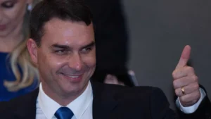 Flávio Bolsonaro apresenta pedido de impeachment de Moraes após decisão sobre tornozeleira