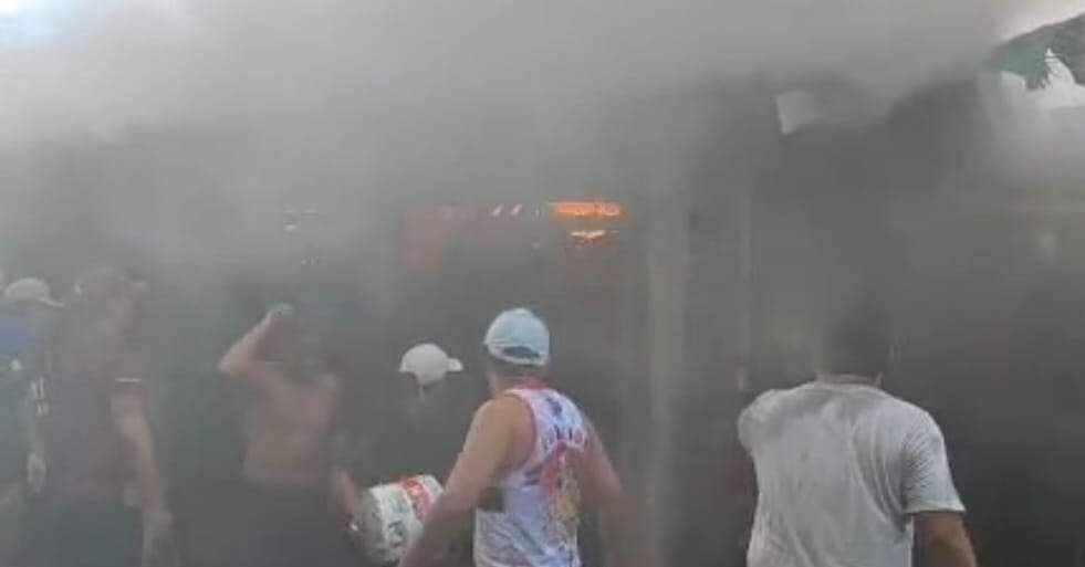 Fogo atinge barraca na feira do Barreiro, em Belém, neste sábado