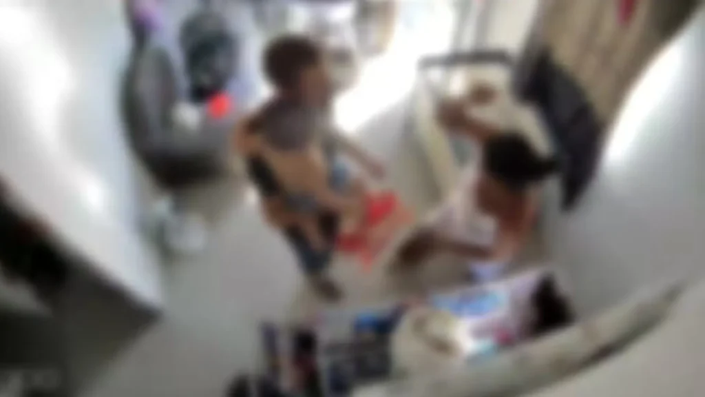 Homem provoca mulher antes de ser morto por ela com filho no colo; vídeo
