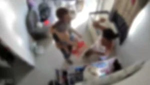 Homem provoca mulher antes de ser morto por ela com filho no colo; vídeo