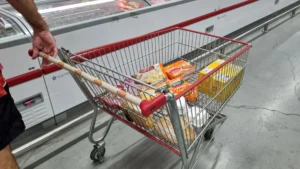 Inflação começa a ceder para mais pobres e acelera nas faixas de renda maior