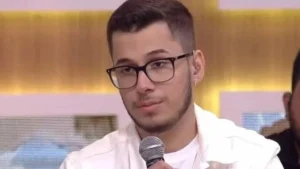 Irmão de Marília Mendonça chora e pede fim dos ataques à mãe; veja