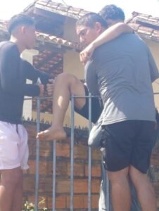 Jovem fica preso em lança de muro ao tentar pegar pipa em Mosqueiro