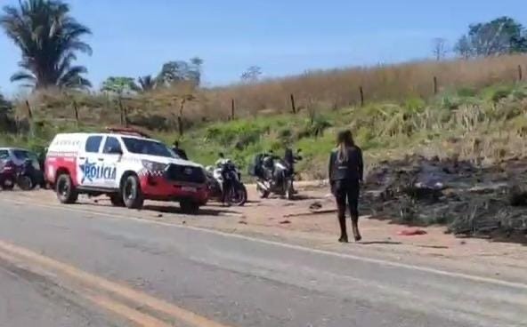 Maquinário cai de caminhão prancha e provoca morte de motociclistas na BR-222