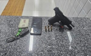 Motorista armado tenta fugir de abordagem da PM