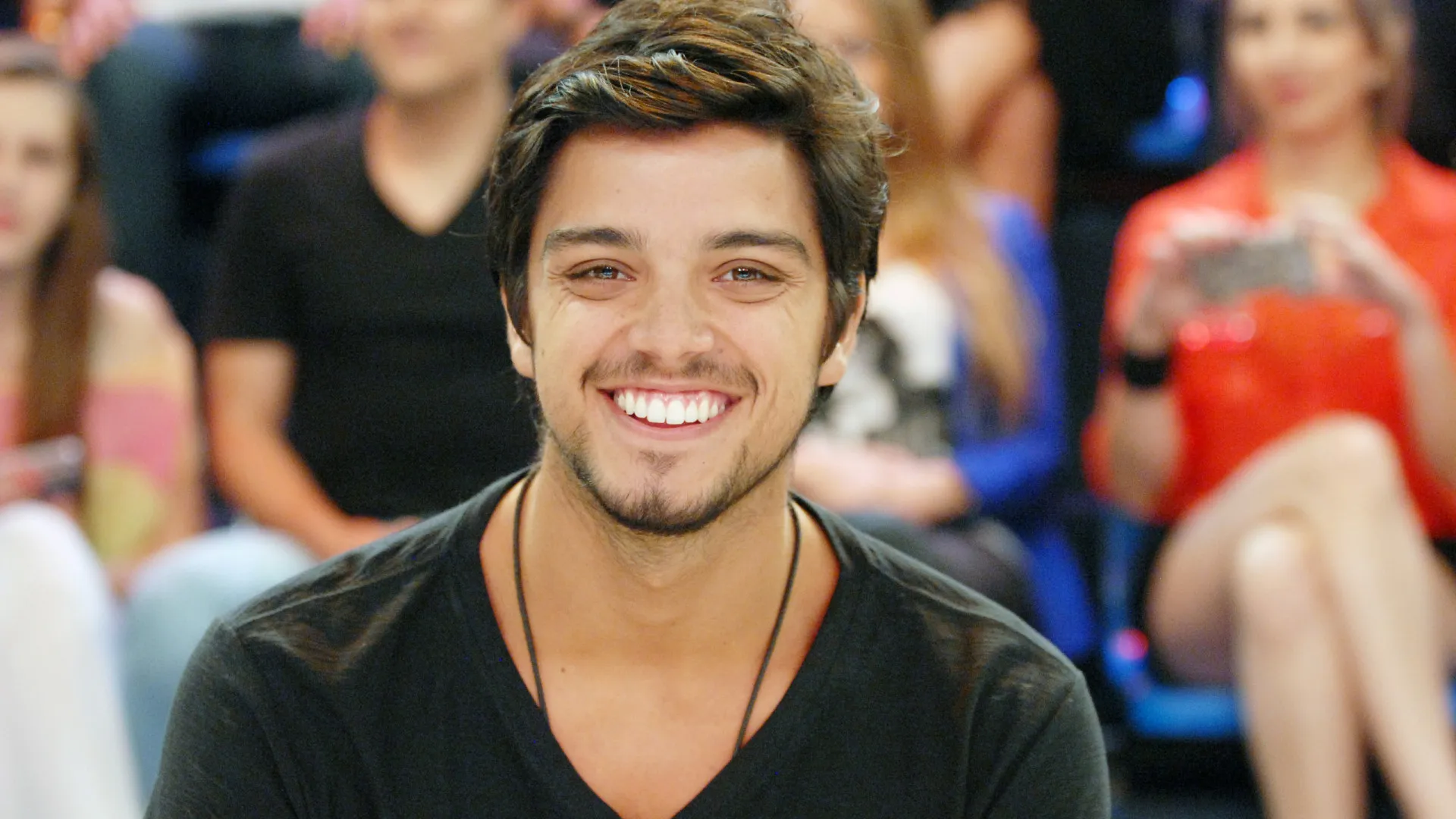 Musical 'Hair', com Rodrigo Simas, atualiza movimento hippie com conflitos atuais