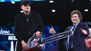 Musk admite erro ao erguer motosserra dada por Milei em evento nos EUA