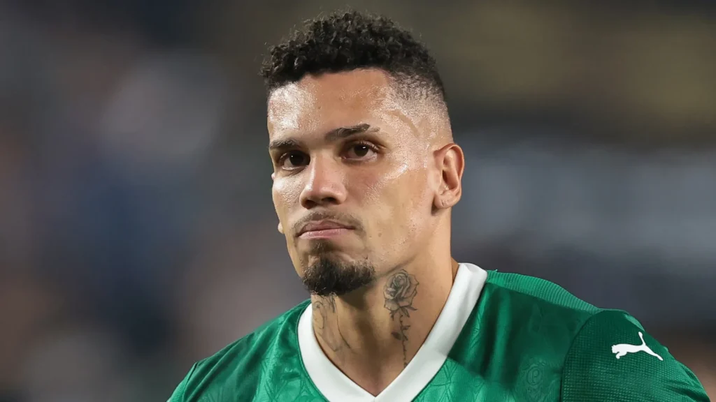 Paulinho diz que não jogará mais em 2025: 'Hora de me cuidar'