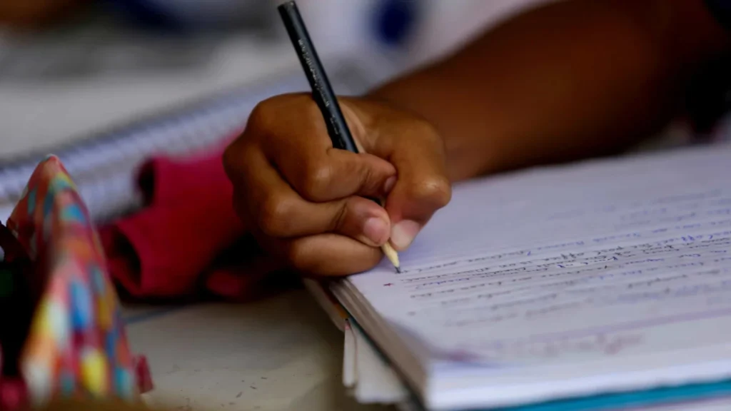 Resultado de leitura e escrita melhora, e Brasil tem 59% das crianças alfabetizadas em 2024