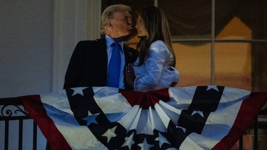 Trump agarra e beija Melania e o momento viraliza; vídeo