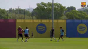 'Ronaldinho, é você?'. Finta de Lamine Yamal no Barcelona viraliza