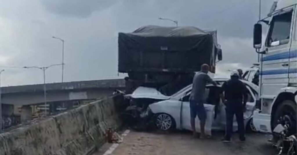 Acidente envolvendo dois caminhões e um carro de passeio interdita viaduto do Entroncamento
