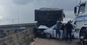 Acidente envolvendo dois caminhões e um carro de passeio interdita viaduto do Entroncamento