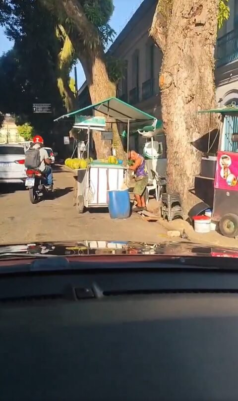 Ambulante instala barraca de coco no meio de faixa em avenida movimentada de Belém