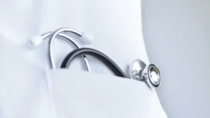 Curso de medicina com nota baixa pode ter corte de vaga ou extinção