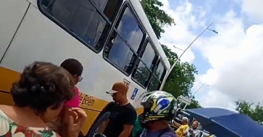 Motociclista para debaixo de ônibus após colisão na Augusto Montenegro, em Belém