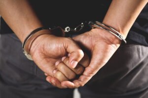 No Dia dos Pais, homem é preso acusado de agredir a companheira e a filha