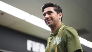 Palmeiras foca no Corinthians e visita o Vitória com reservas em Salvador