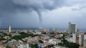 Tromba d'água se forma à 'beira' de Havana; imagens em Cuba impressionam