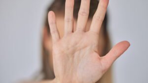 Mulher foge de ex-padrasto após 22 anos de violência e cárcere privado no Paraná