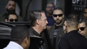 Bolsonaro deixa prisão domiciliar com forte escolta policial para fazer exames