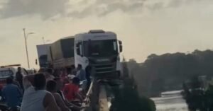 Carreta desgovernada quase despenca de ponte sobre o rio Capim, no nordeste do Pará