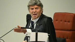 Fux absolve Bolsonaro e condena Braga Netto e Cid pela trama golpista