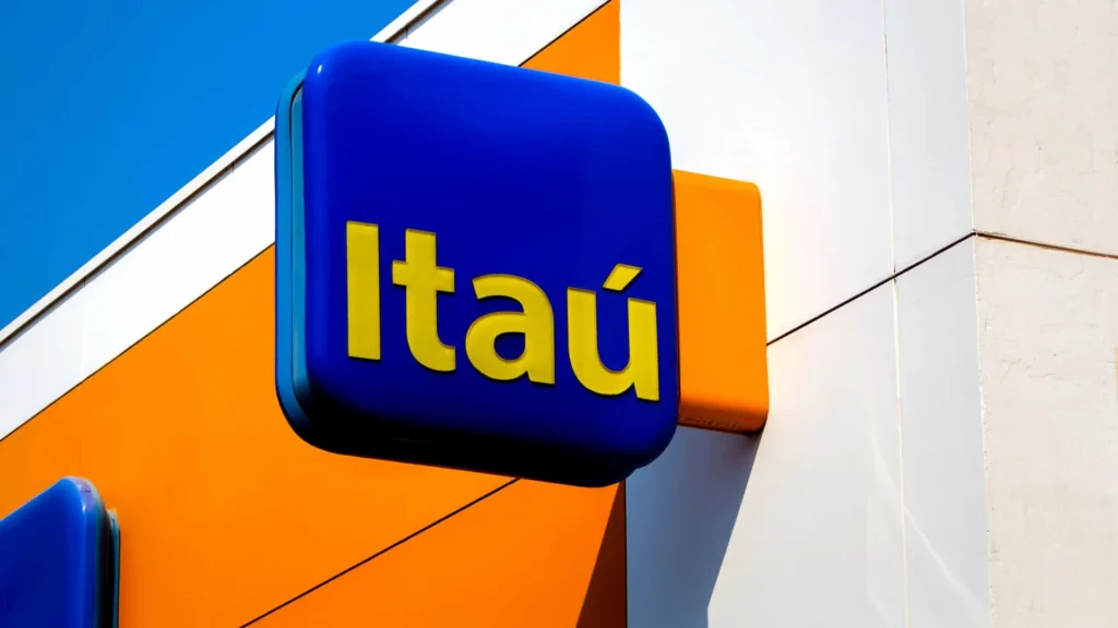 Itaú demite cerca de mil funcionários após monitorar produtividade no home office