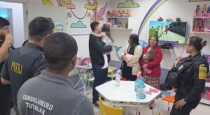 Menina de 3 anos brutalmente agredida recebe alta, padrasto está foragido