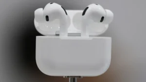 Novo AirPods Pro 3 faz tradução simultânea para o português com 'sotaque brasileiro'