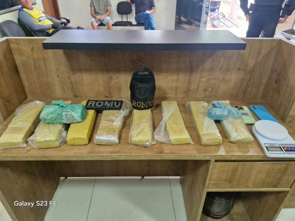 Suspeito chama a atenção de guardas e acaba preso com 7,5 kg de maconha
