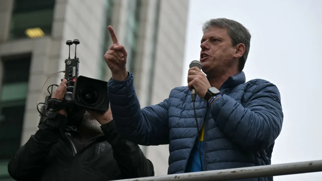 Tarcísio cobra anistia, pressiona Motta, ataca STF e chama Moraes de ditador e tirano