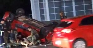 Veículo colide com mureta do BRT e é atingido por caminhão do Exército na BR-316