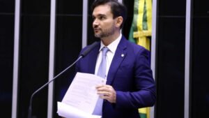 União Brasil abre processo de expulsão contra Sabino após ministro decidir ficar no governo Lula