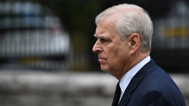 Envolvido em escândalos, príncipe Andrew renuncia a título real no Reino Unido