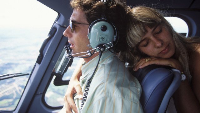 Série dá versão de Adriane Galisteu sobre namoro com Ayrton Senna