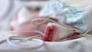 Recém-nascido resgatado vivo antes de sepultamento morre no Acre