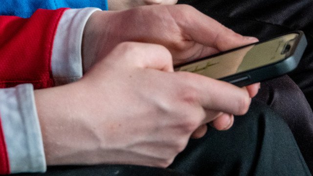 Depois de suicídio de adolescente que 'namorava' chatbot, mãe busca justiça nos EUA