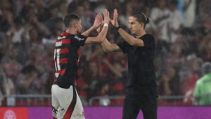 Filipe Luís elogia Flamengo após vaga na fibal: 'Este time sabe jogar Libertadores'