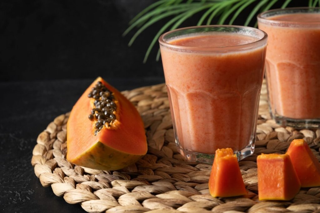 5 receitas de vitaminas com mamão para deixar sua dieta mais saudável