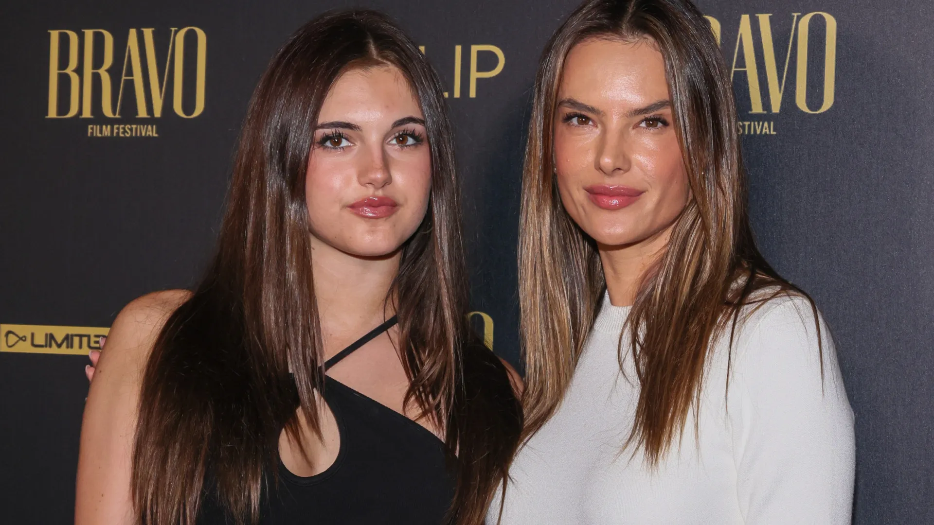 Alessandra Ambrosio ao lado sa filha em 'red carpet'; sósias?