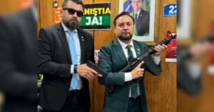 Após votar contra Belém ser capital do Brasil, Delegado Caveira recebe título de cidadão belenense de Zezinho Lima