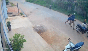 Câmera mostra mulher tendo celular roubado em Parauapebas