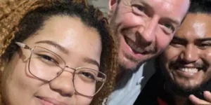 Chris Martin, do Coldplay, é visto andando pelas ruas do Jurunas de madrugada